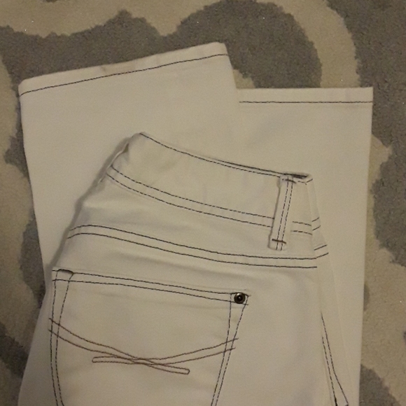 GAP - Picture 3 of 3